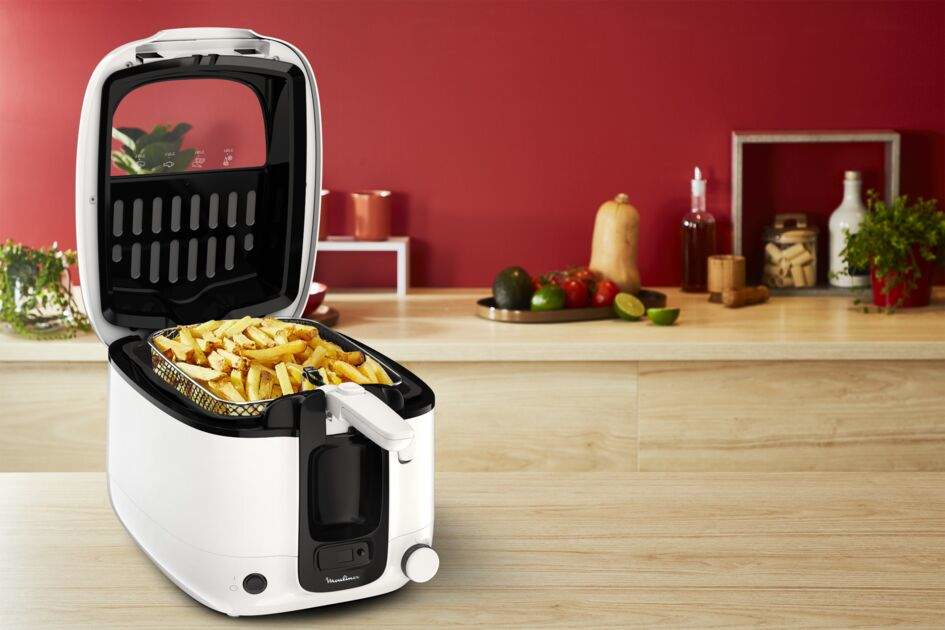 Fritőz sült krumplival, konyhai jelenet piros falakkal.