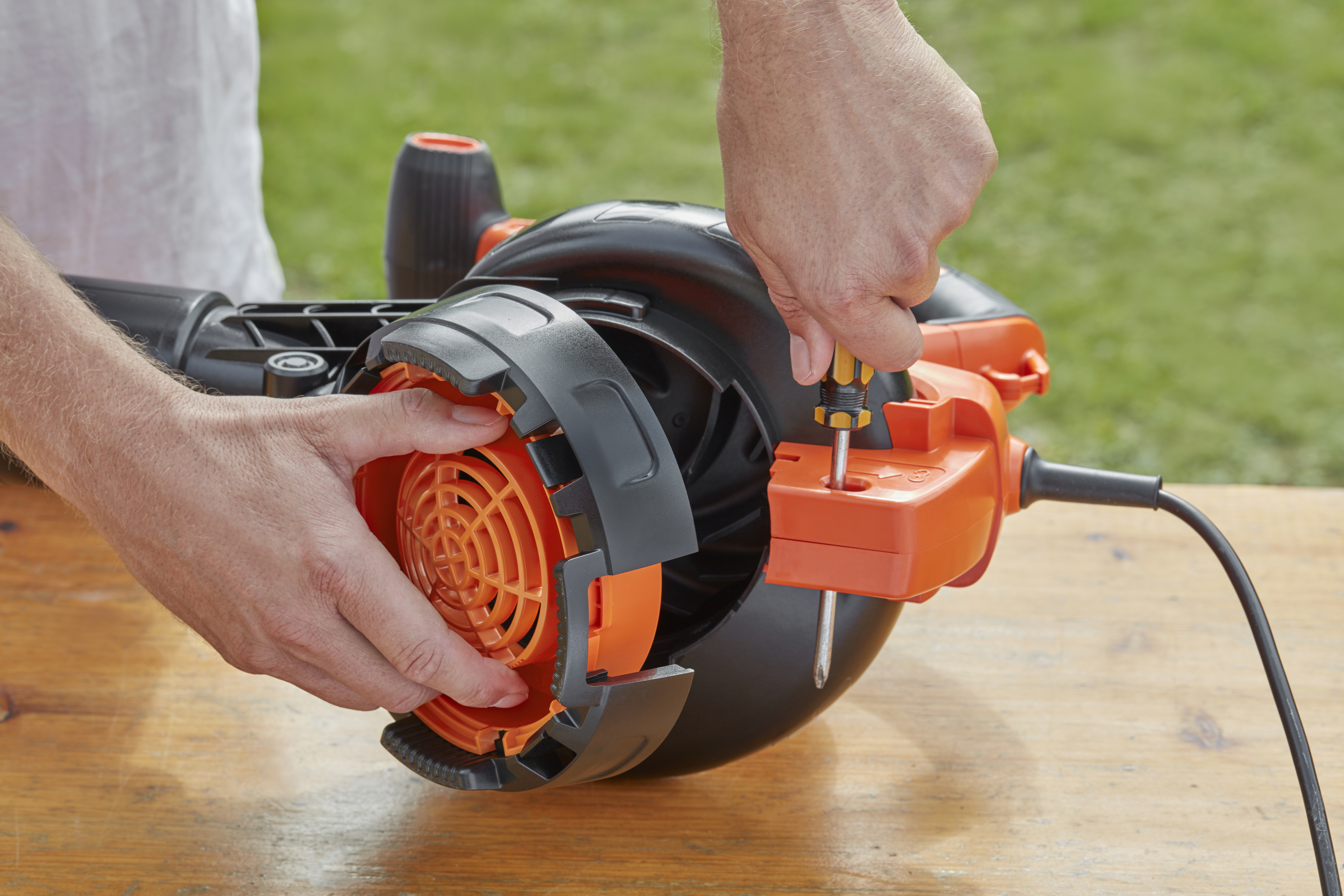 BLACK+DECKER BEBLV300 Laubsauger Schwarz/Orange