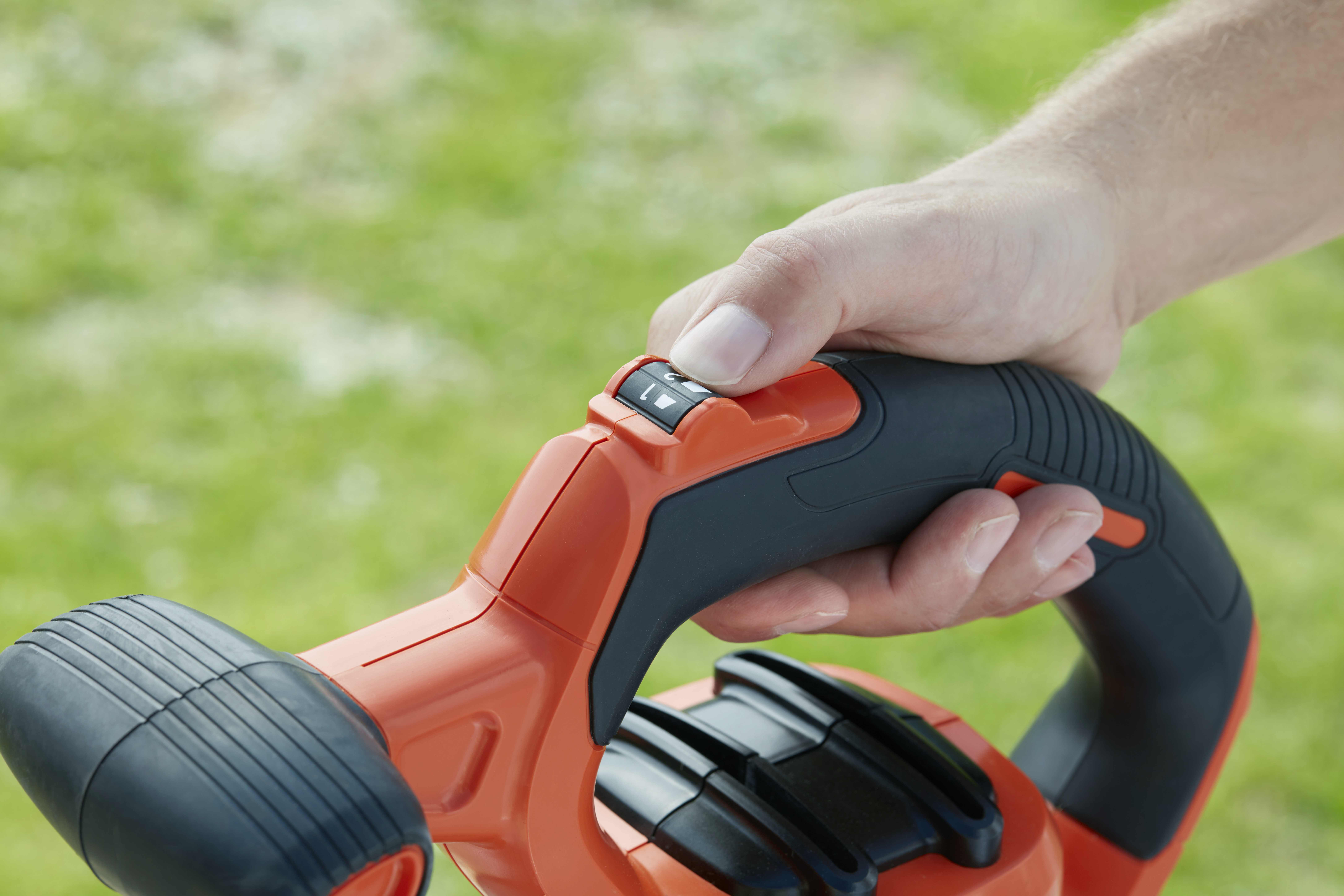 BLACK+DECKER BEBLV300 Laubsauger Schwarz/Orange