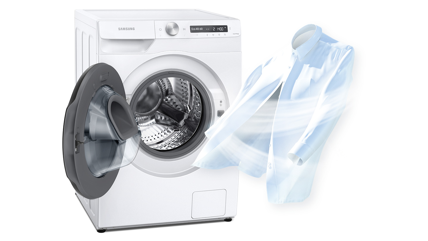 Witte wasmachine met open deur en een wit overhemd dat eruit zweeft.