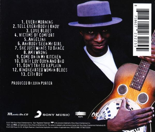 Pochette de CD. Homme avec guitare, liste des titres et titre de l'album. Dos avec texte et code-barres.