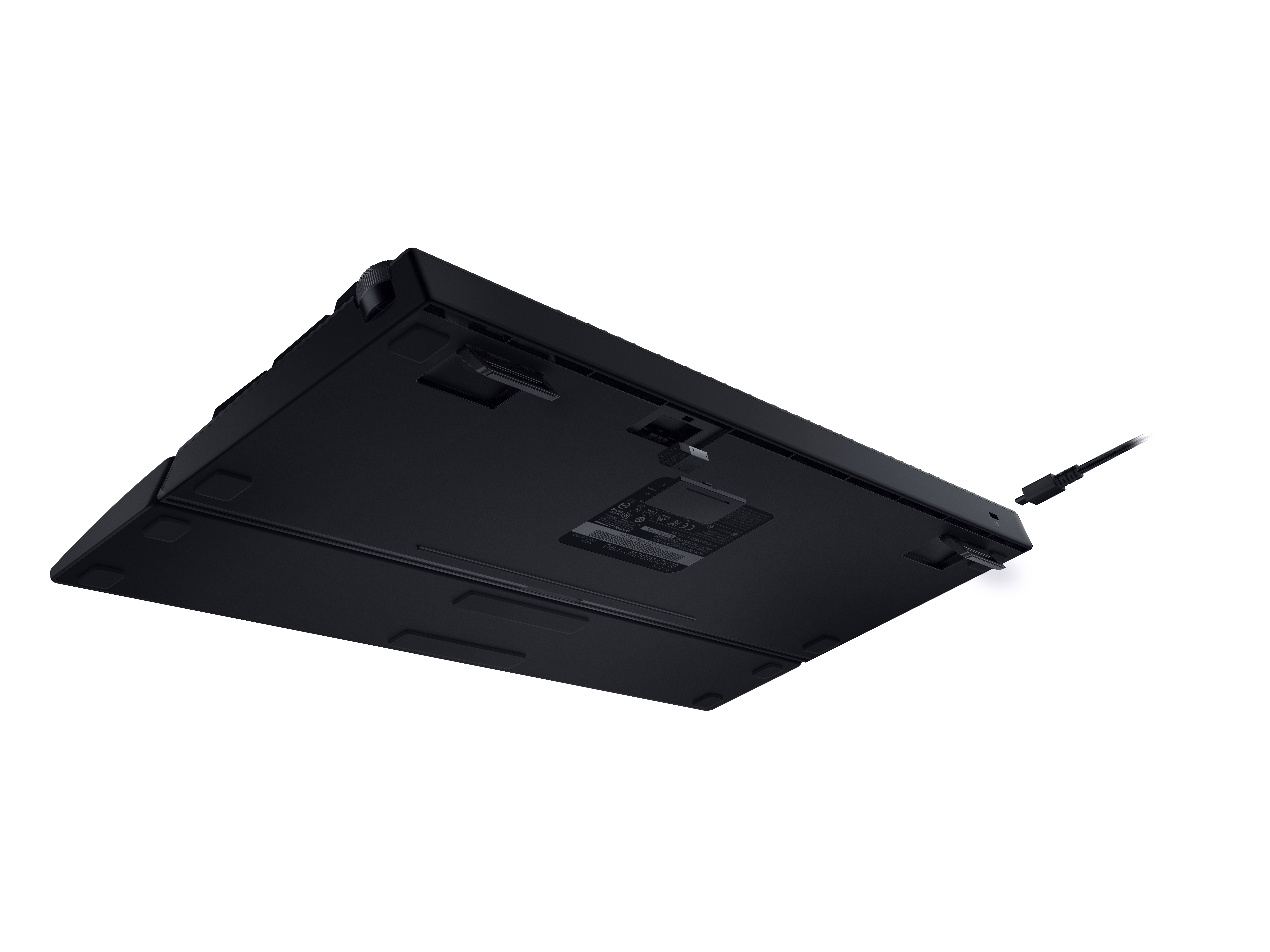 Schwarze Tastatur, Unteransicht, mit angeschlossenem USB-C-Kabel.