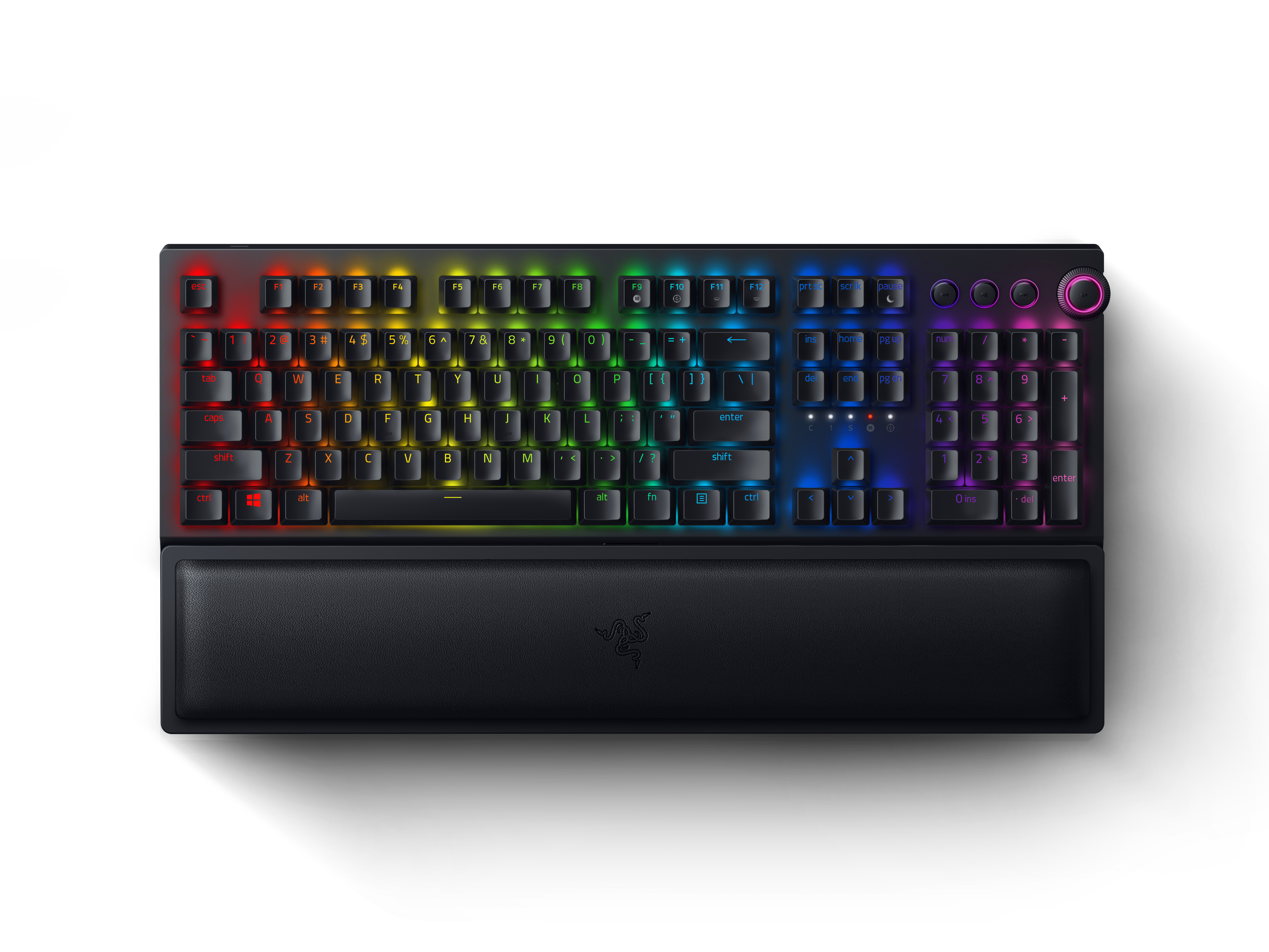 Schwarze Tastatur mit Regenbogen-Tasten und einer schwarzen Handballenauflage, vor weißem Hintergrund.