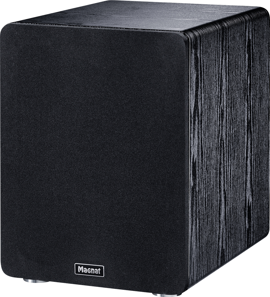 Schwarzer Magnat-Subwoofer. Quadratische Form, Holzmaserung an den Seiten, schwarze Front mit Magnat-Logo.