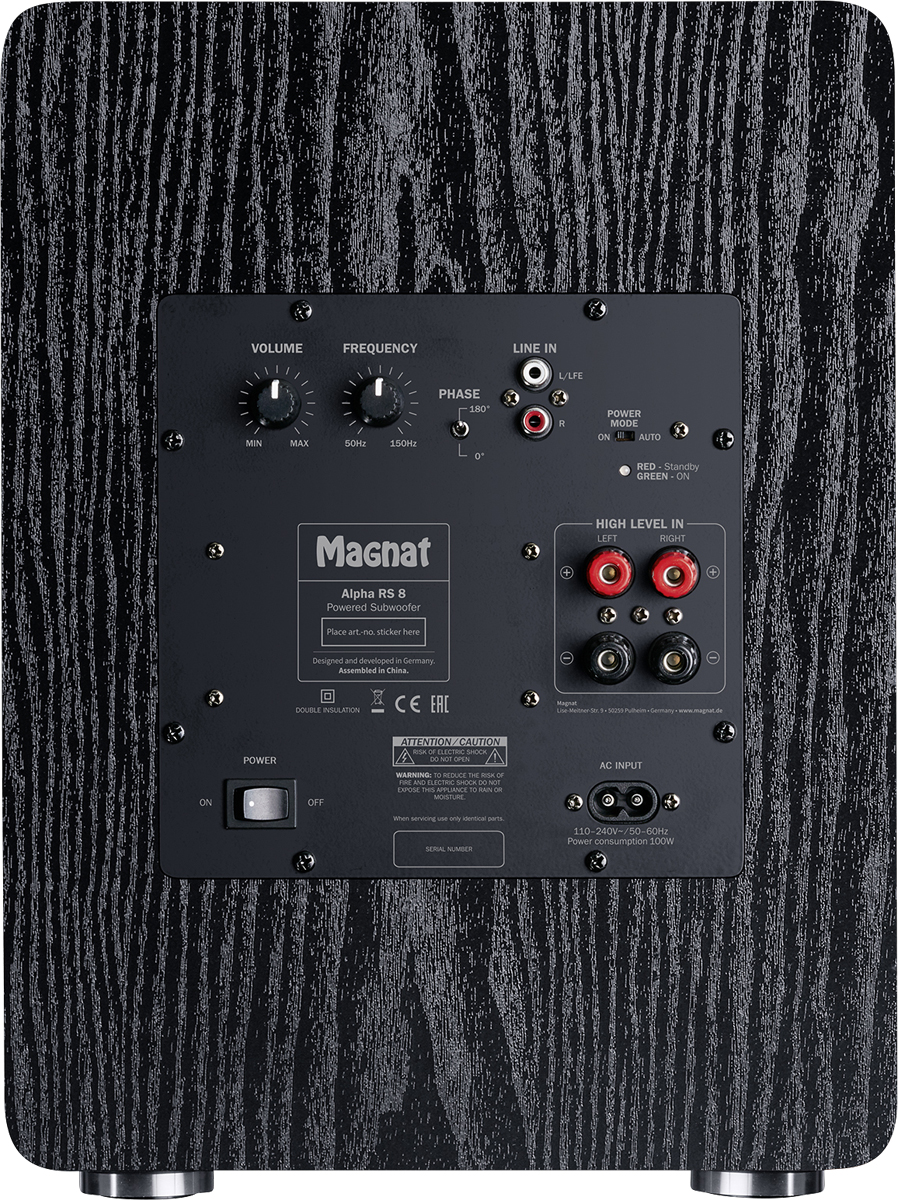 Rückseite des Magnat-Subwoofers mit Bedienelementen. Knöpfe, Eingänge, Ausgänge und Netzschalter sind sichtbar.