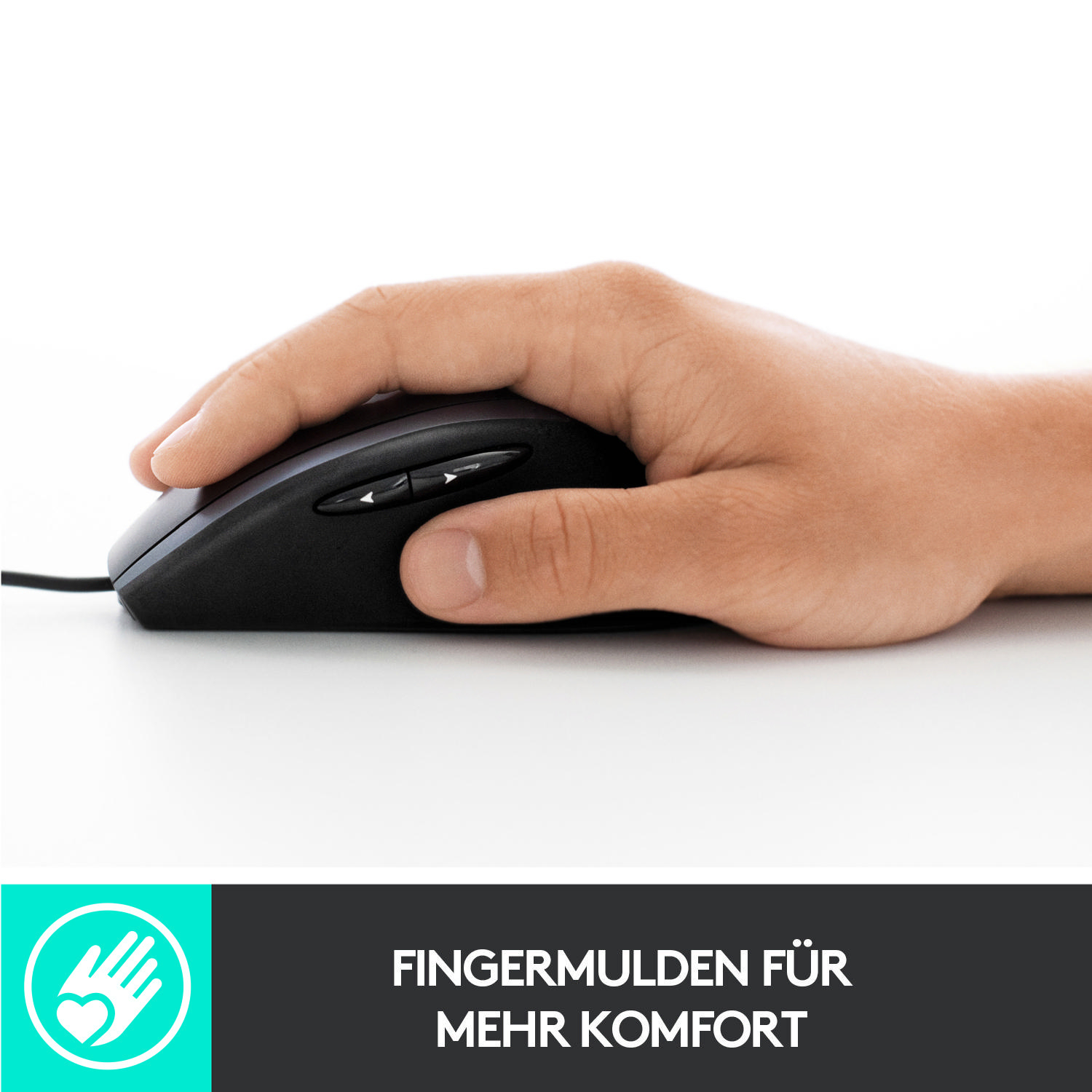 Hand hält eine schwarze Maus mit zwei Tasten. Weißer Hintergrund.