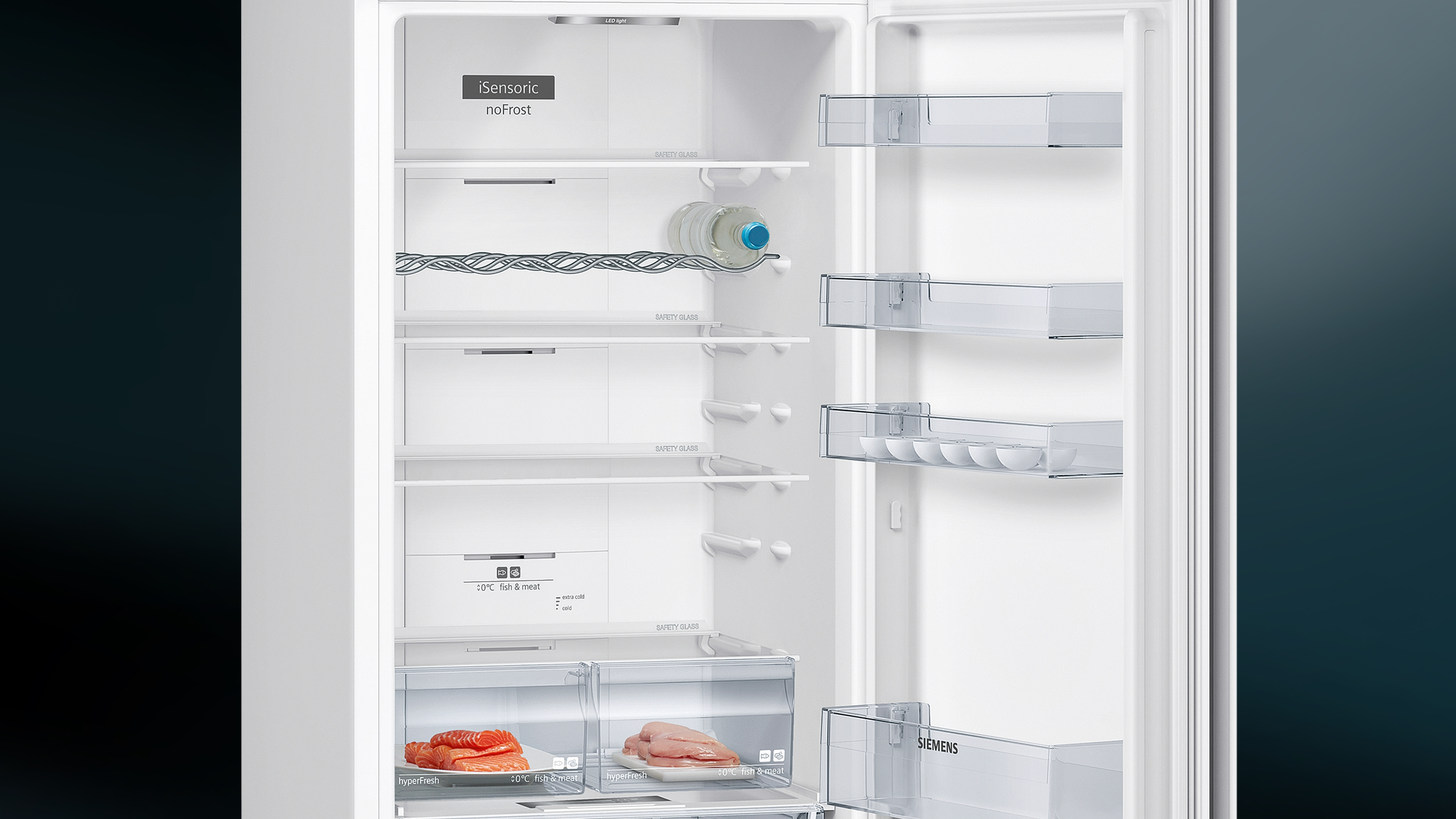 Interior de un refrigerador Siemens con estantes.