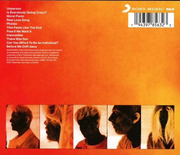 CD-Cover mit Text und Fotos einer Band. Der Hintergrund ist eine orangefarbene Farbverlauf.