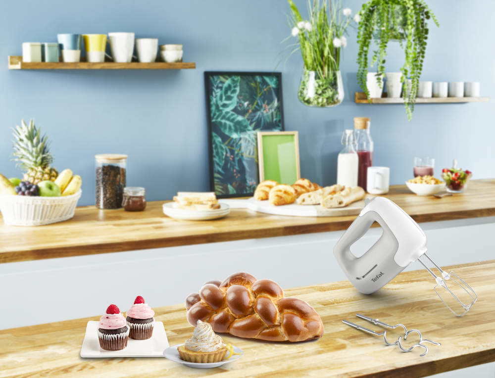 Konyha étellel és mixerrel, cupcake-ekkel és kenyérrel.