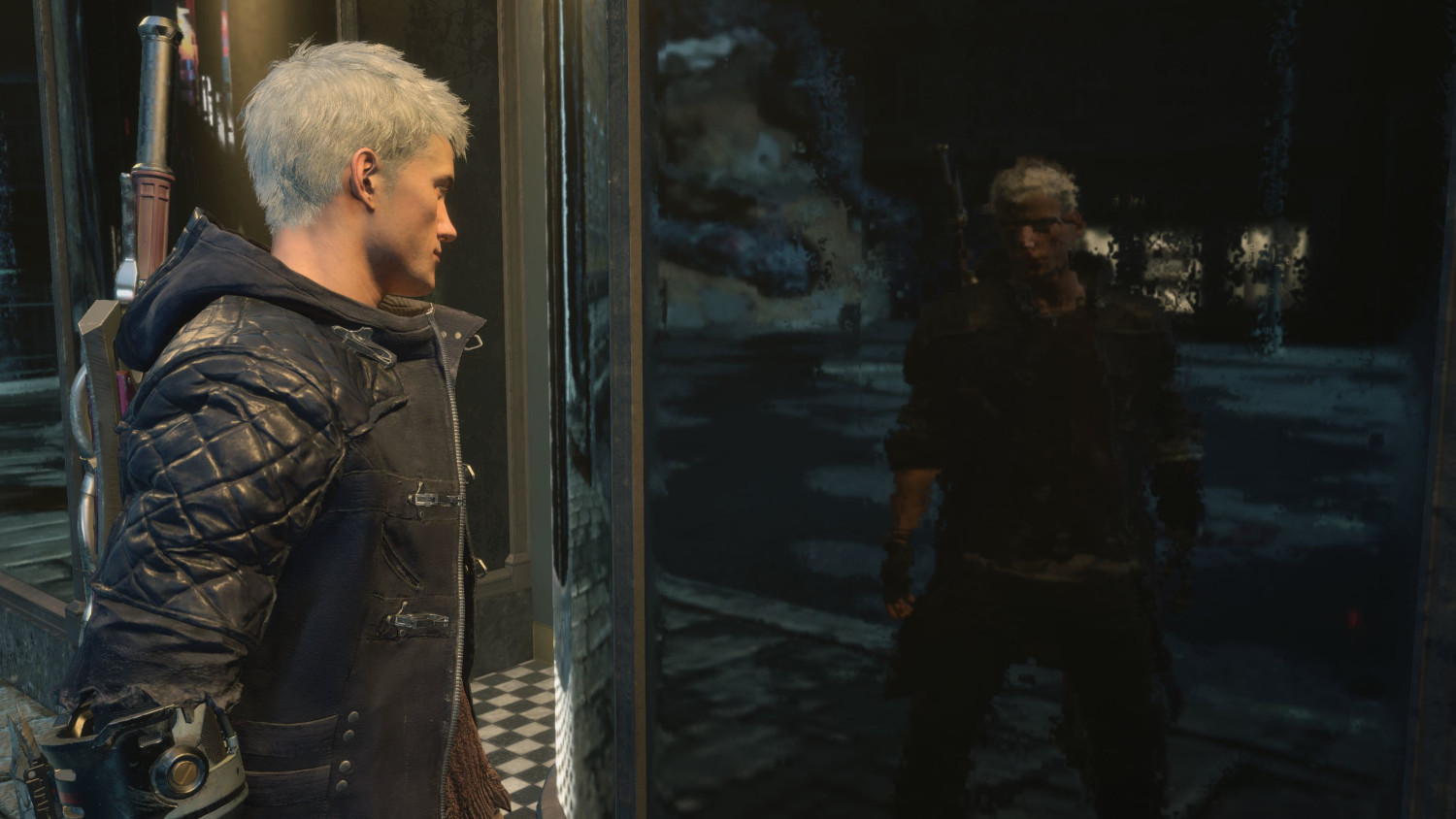Un homme aux cheveux blancs et veste sombre regarde son reflet.