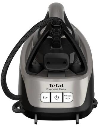 Fekete-ezüst Tefal vasaló fekete kábellel, fehér háttér előtt.