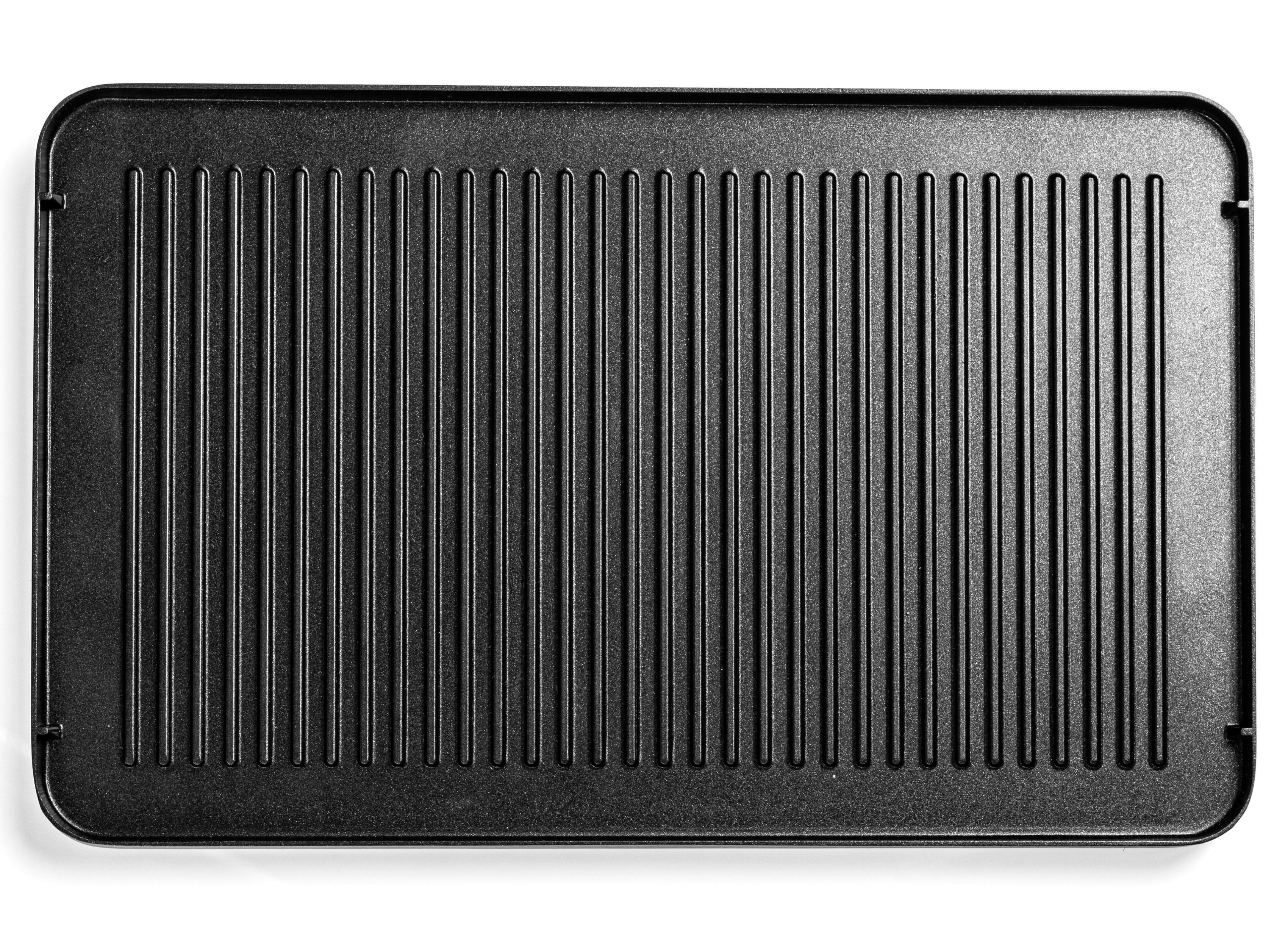 Eine schwarze Grillpfanne mit vertikalen Rippen. Die Pfanne ist rechteckig mit abgerundeten Ecken. Weißer Hintergrund.