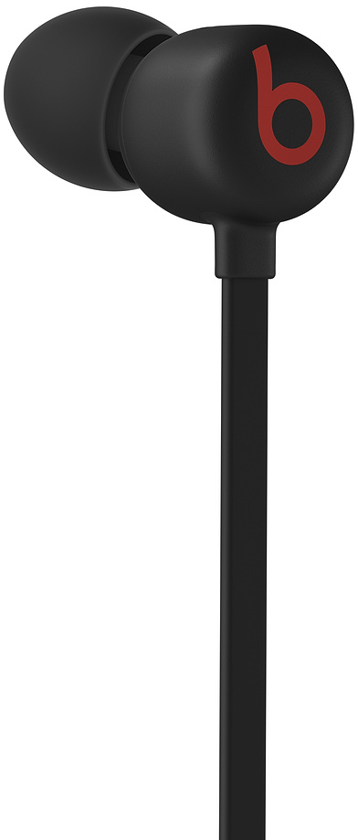Schwarze Beats-Ohrhörer mit rotem 'b'-Logo. Die Ohrhörer sind auf weißem Hintergrund.