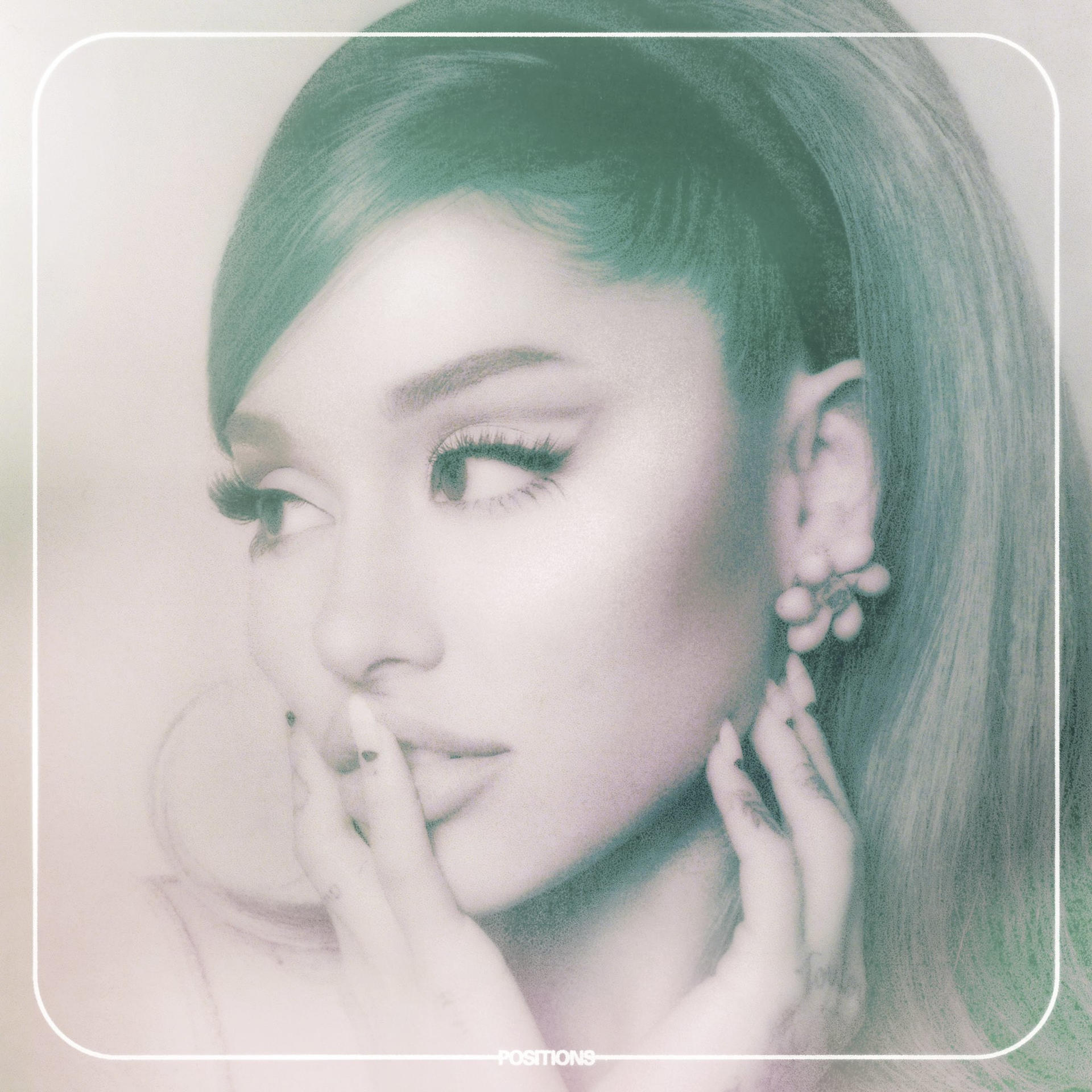 Porträt von Ariana Grande. Sie berührt ihre Lippe. Text: POSITIONS.