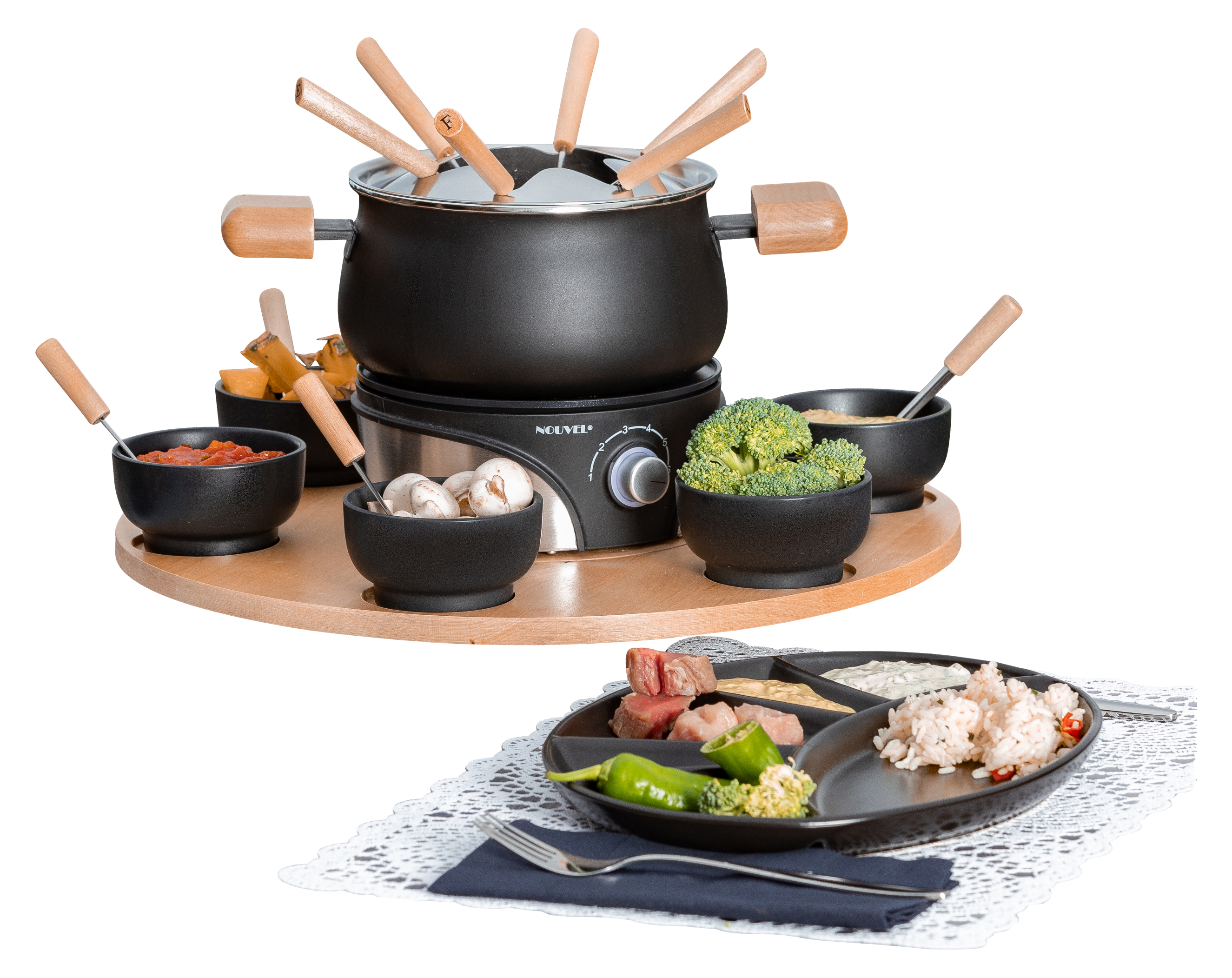Un set per fonduta con ciotole nere e forchette di legno. Sono presenti ingredienti come verdure e carne.