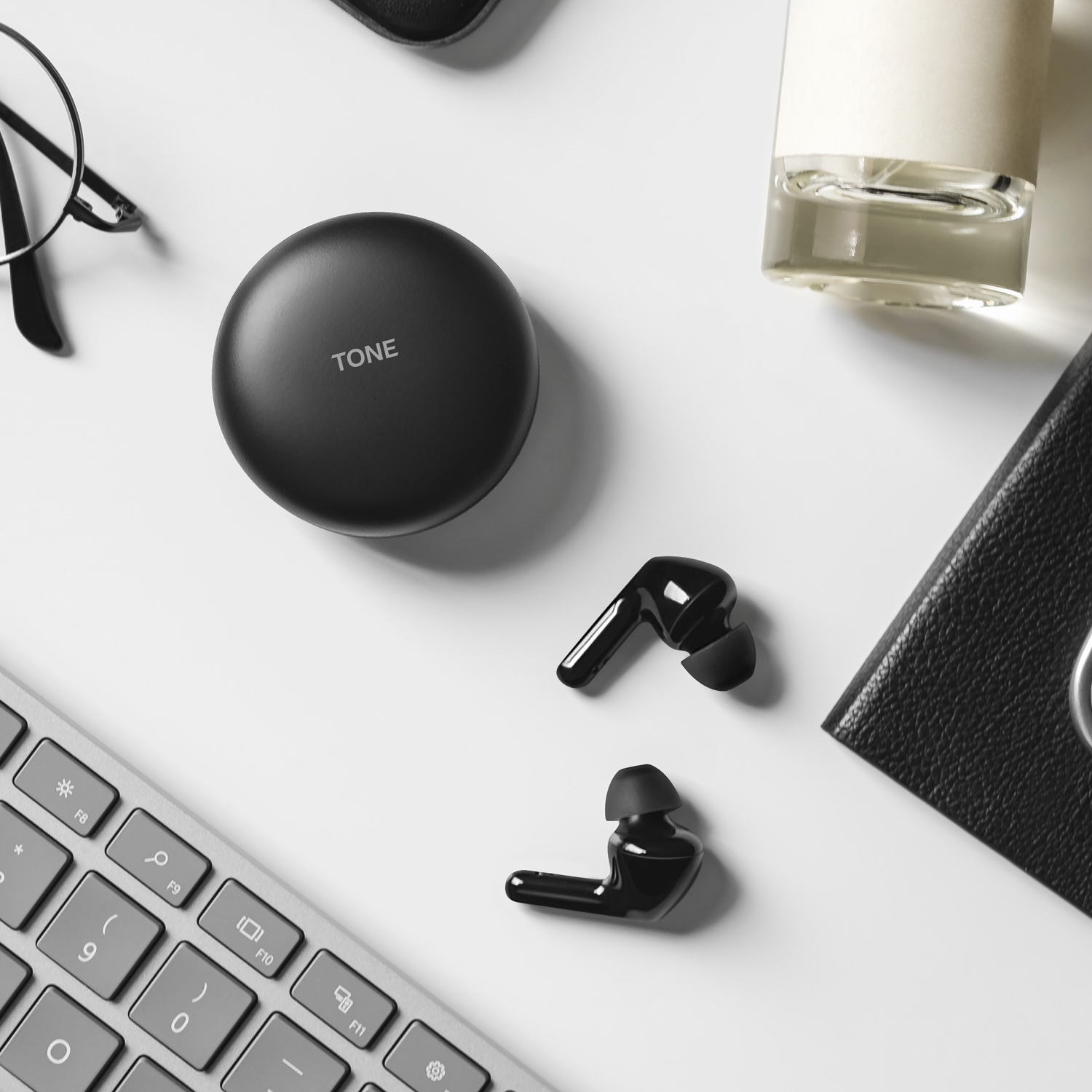Un par de auriculares inalámbricos negros en un estuche.