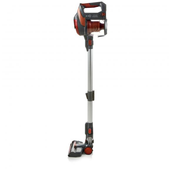 Un aspirateur sans fil. Il a un long corps, des touches de rouge et de noir et une tête de brosse.