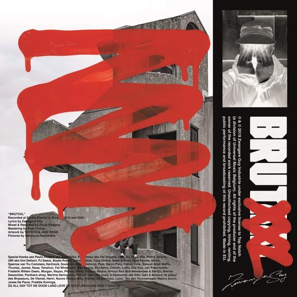 Albumhoes met rode graffiti op een gebouwgevel. Tekst 'BRUTXXL'. Een persoon in de rechterbovenhoek.