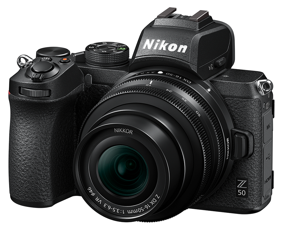 Zwarte Nikon Z 50 camera met lens, op een witte achtergrond.