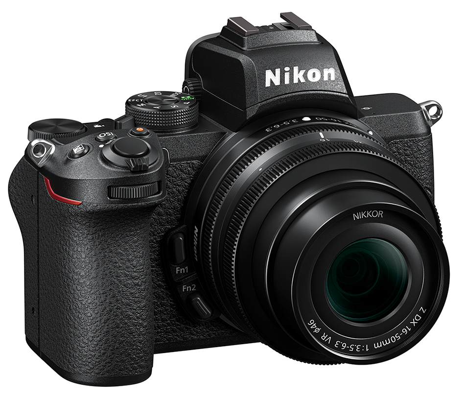 Zwarte Nikon camera met lens. De camera staat op een witte achtergrond.