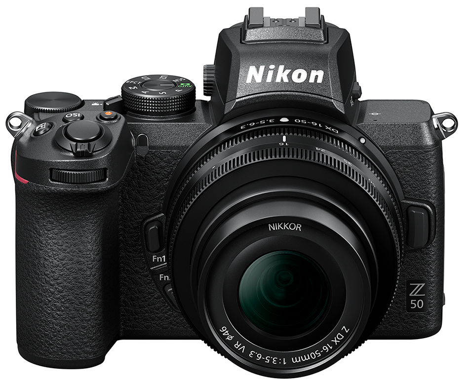 Zwarte Nikon Z 50 camera met lens, schuine weergave.