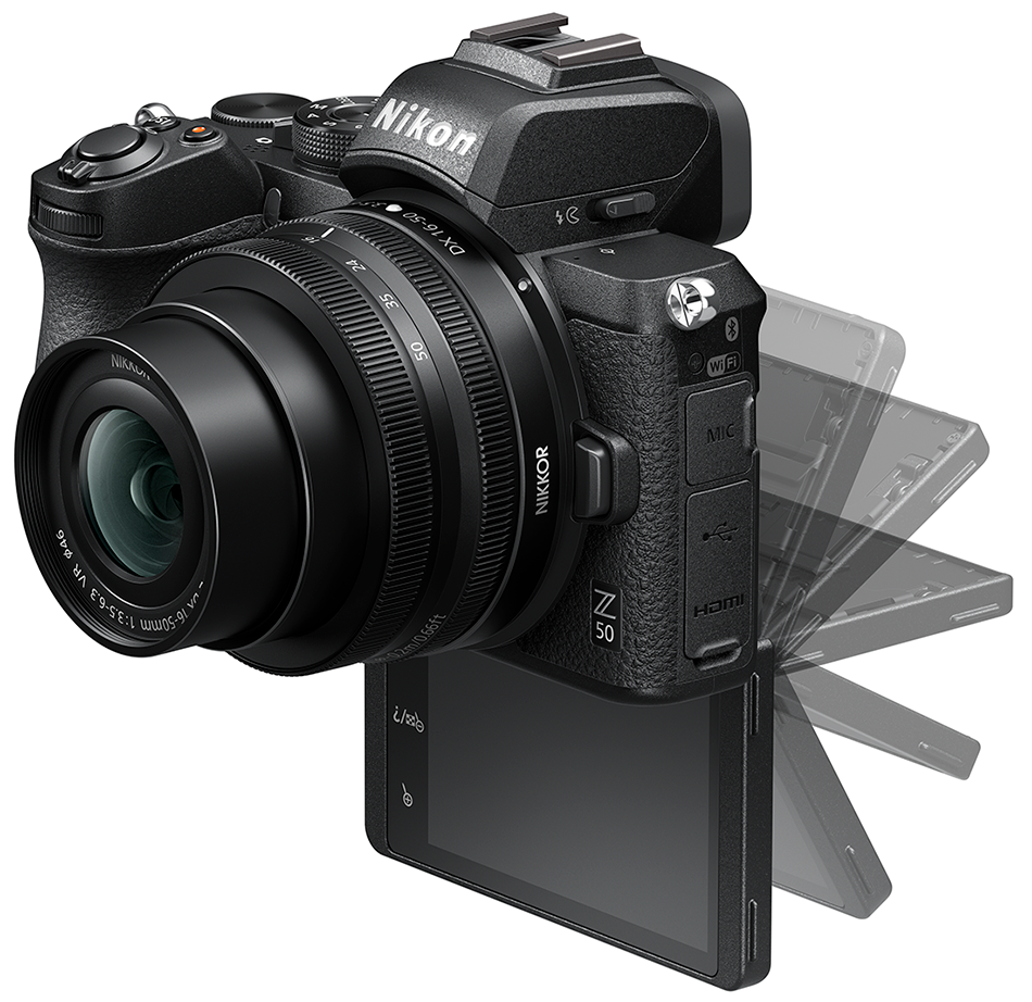Een zwarte Nikon Z 50 camera met een lens en een uitgeklapt scherm, dat de functies toont.