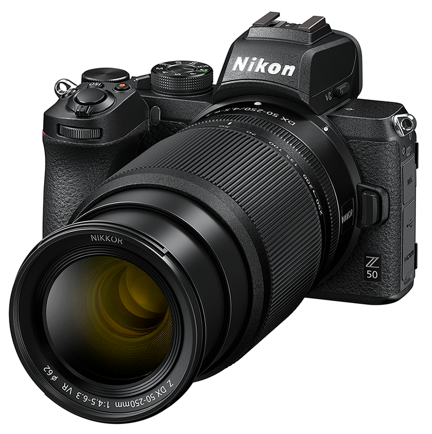 Zwarte Nikon Z 50 camera met zoomlens, geïsoleerd op wit.