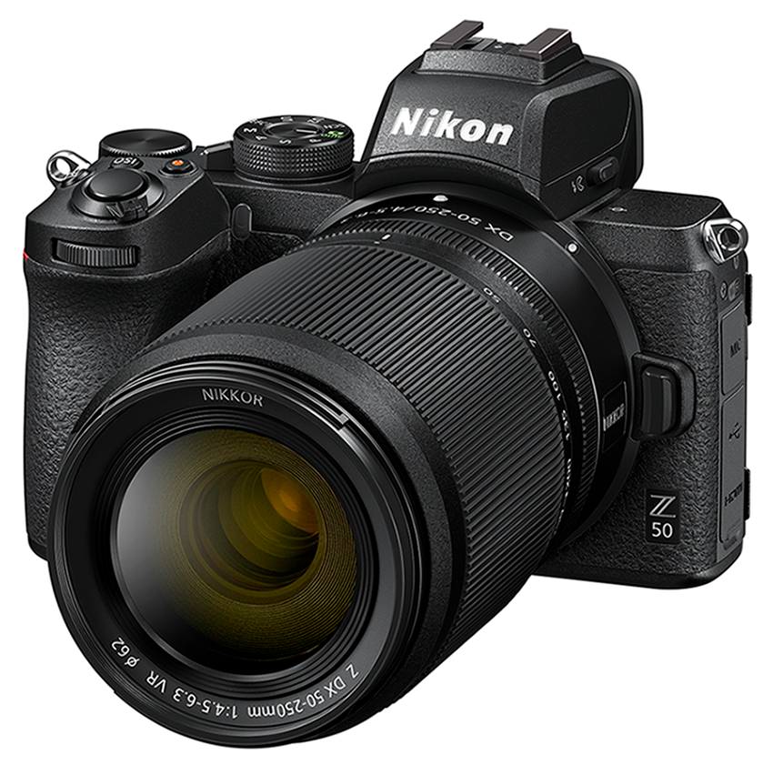 Een zwarte Nikon Z 50-camera met een lens bevestigd. De camera heeft een zwarte behuizing en een grote lens.