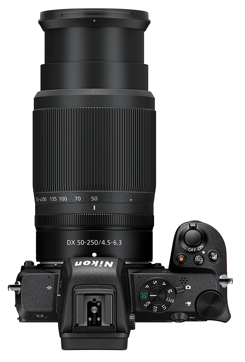 Bovenaanzicht van een zwarte Nikon-camera met een grote lens bevestigd.