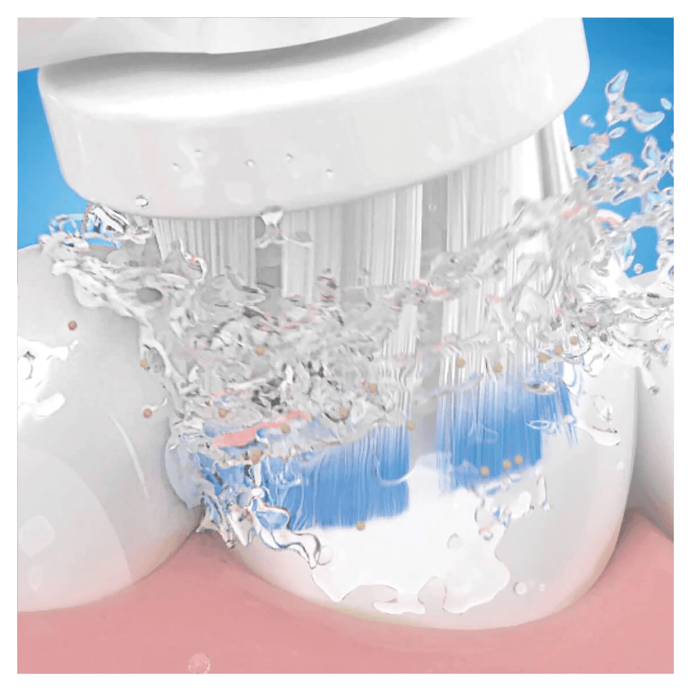 Primer plano de cerdas de cepillo de dientes con agua pulverizada, cabezal azul y blanco.