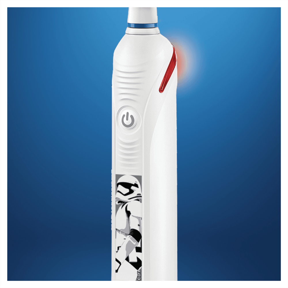 Cepillo de dientes blanco y rojo con diseño de Star Wars.