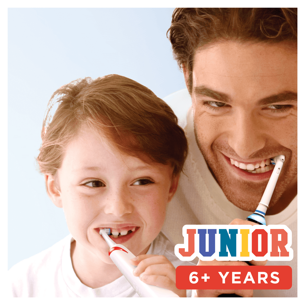 Padre e hijo cepillándose los dientes con cepillos eléctricos. Texto: JUNIOR 6+ AÑOS.