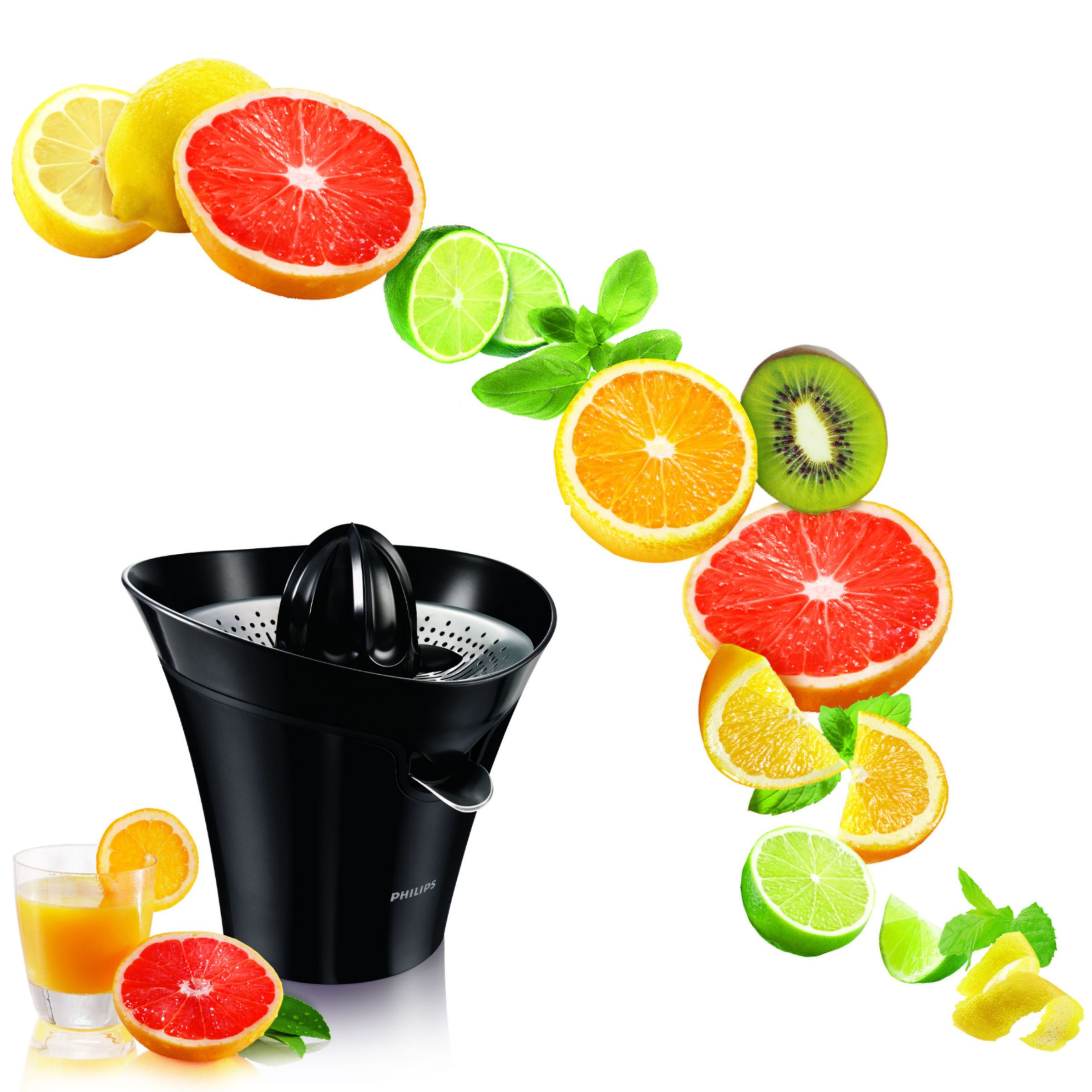 Schwarzer Entsafter mit verschiedenen geschnittenen Früchten und Saft im Glas auf weißem Grund.