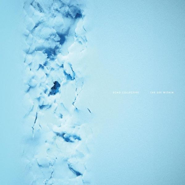 Image abstraite d'une surface enneigée avec une fissure centrale révélant une couche de glace bleue.