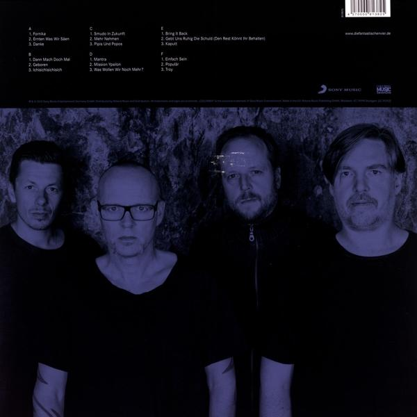 Albumcover mit Bandmitgliedern vor einem dunklen, strukturierten Hintergrund, mit Titellisten.