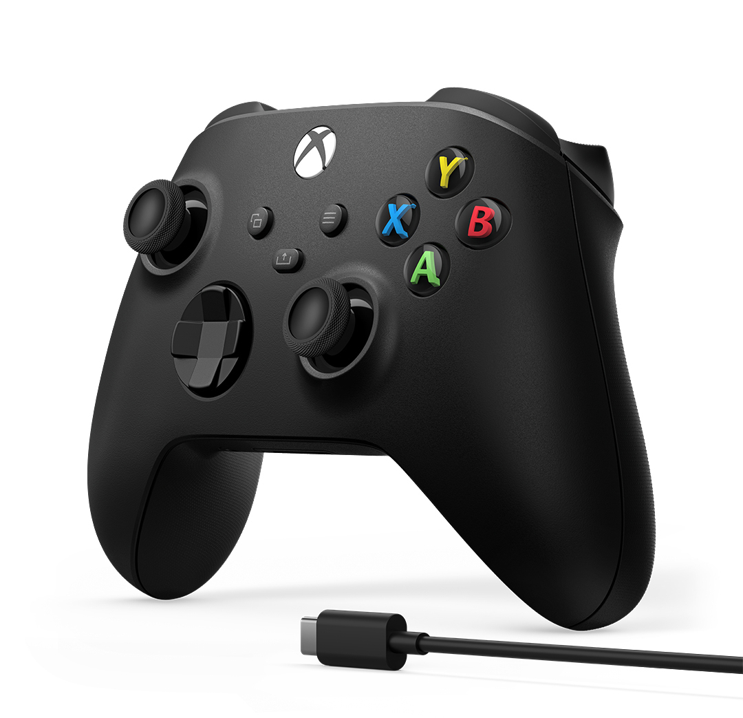 Schwarzer Xbox-Controller mit farbigen Knöpfen und Joysticks, mit USB-C-Kabel. Der Hintergrund ist weiß.