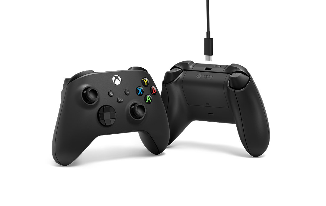 Zwei schwarze Xbox-Controller, einer nach vorne, einer mit der Rückseite und USB-C-Anschluss.