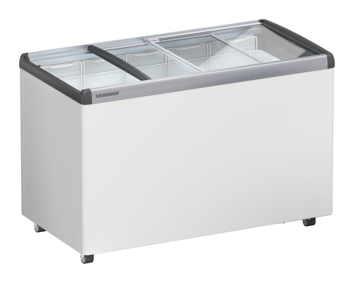 Weißer gewerblicher Gefrierschrank mit Glastüren, silbernem Rahmen und Rädern.