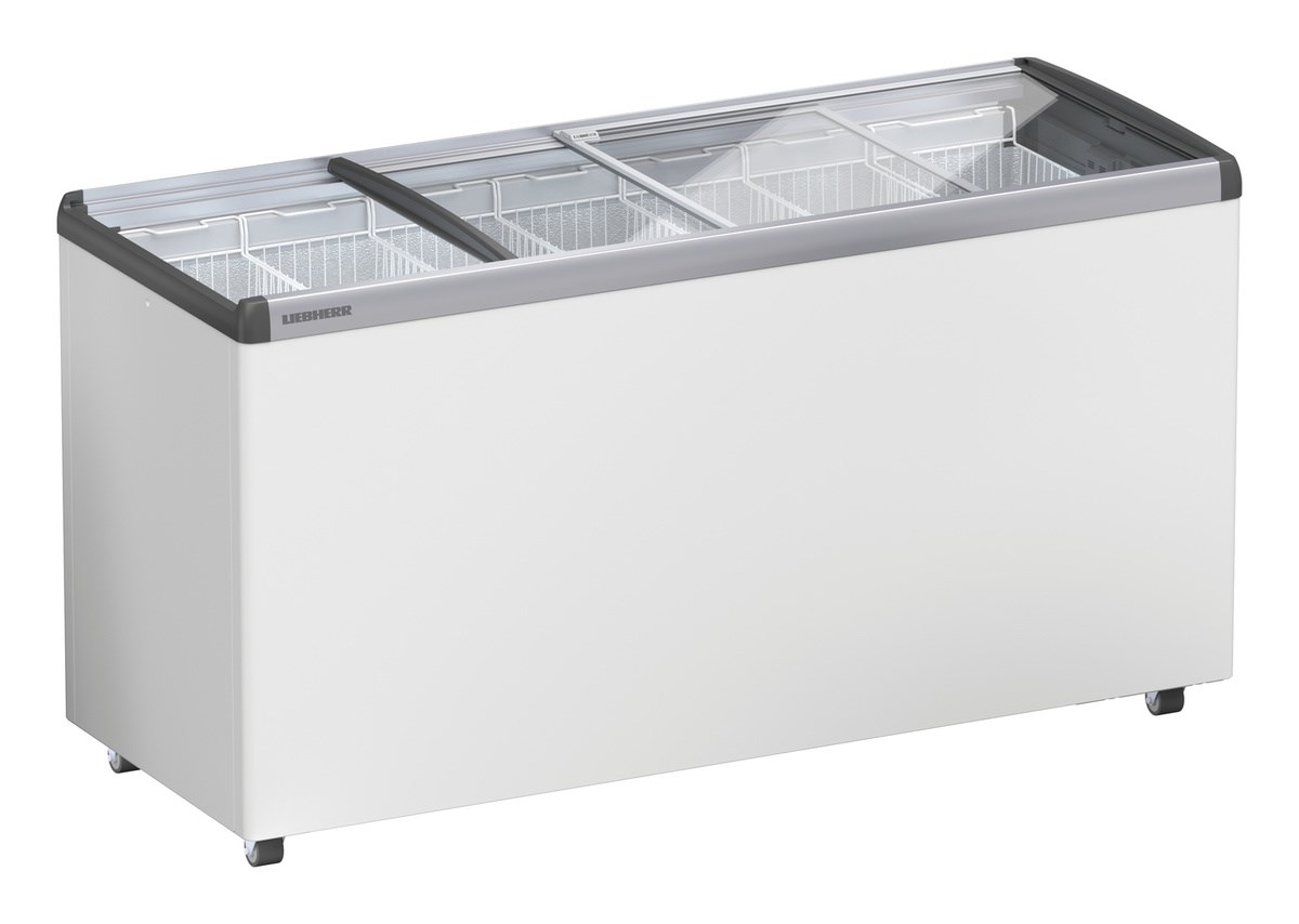Ein weißer Liebherr Gefrierschrank mit Glasdeckeln, der zur gewerblichen Lagerung von Lebensmitteln verwendet wird.