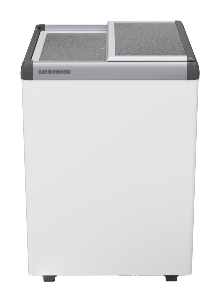 Weißer Kühlschrank mit Liebherr-Logo, offene Oberseite mit Glasdeckel. Schwarzer Sockel.