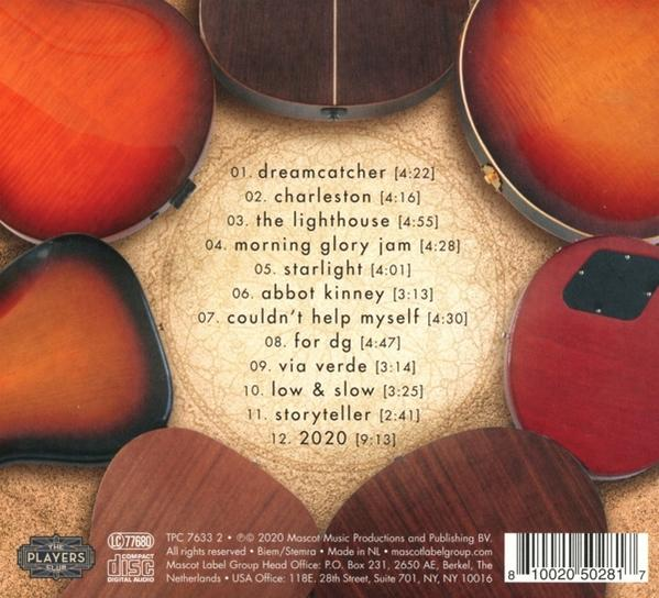 Gitarrenhälse auf hellbraunem Hintergrund. Eine CD und Liedtexte sind ebenfalls sichtbar.