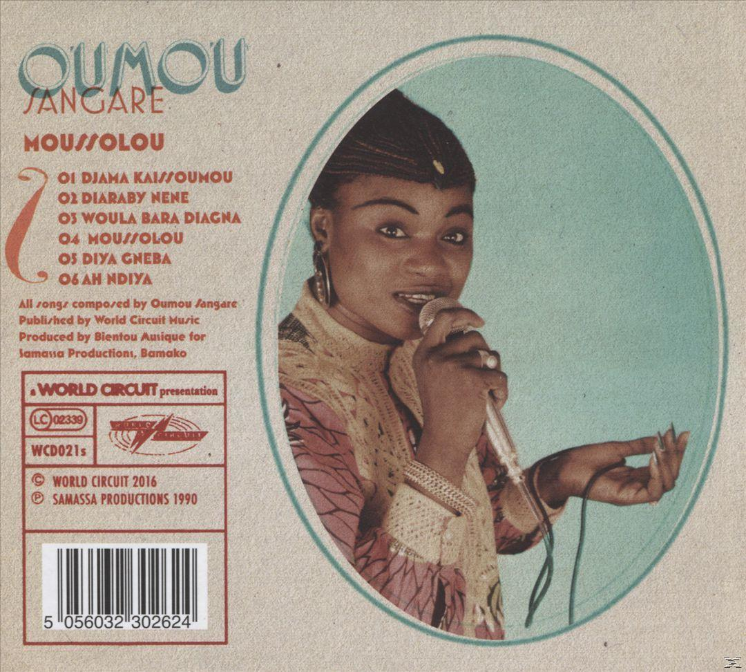 Album borító egy mikrofont tartó nővel, szöveggel és logókkal körülvéve.
