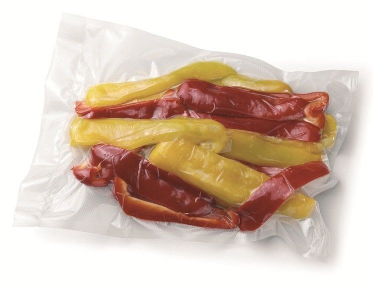 Lezárt zacskó szeletelt paprikával. Piros és sárga szeletelt paprika látható.