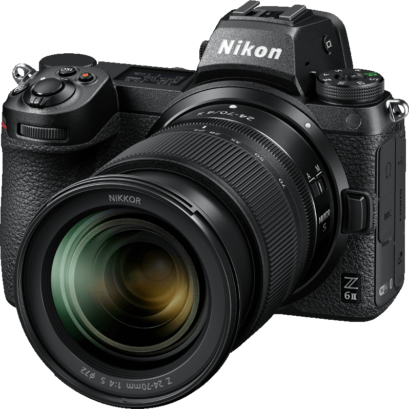 Appareil photo Nikon Z 6II avec objectif, corps noir, sur fond noir.