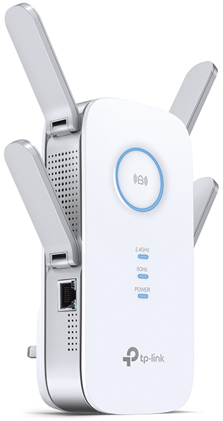 Fehér TP-Link WiFi jelerősítő állítható antennákkal és jelzőfényekkel.