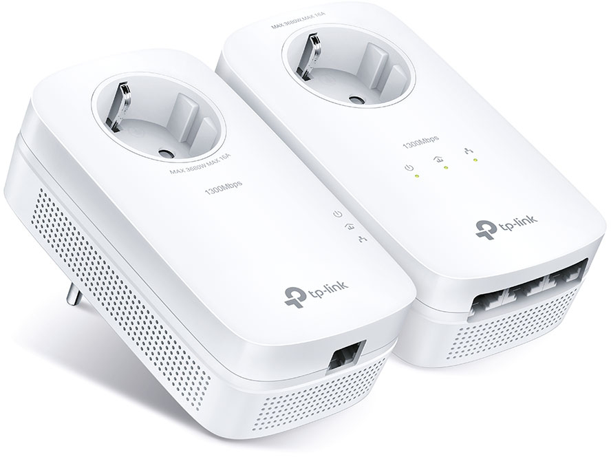Két fehér tp-link powerline adapter egymás mellett. Az egyiknek dugója van, a másiknak több portja.