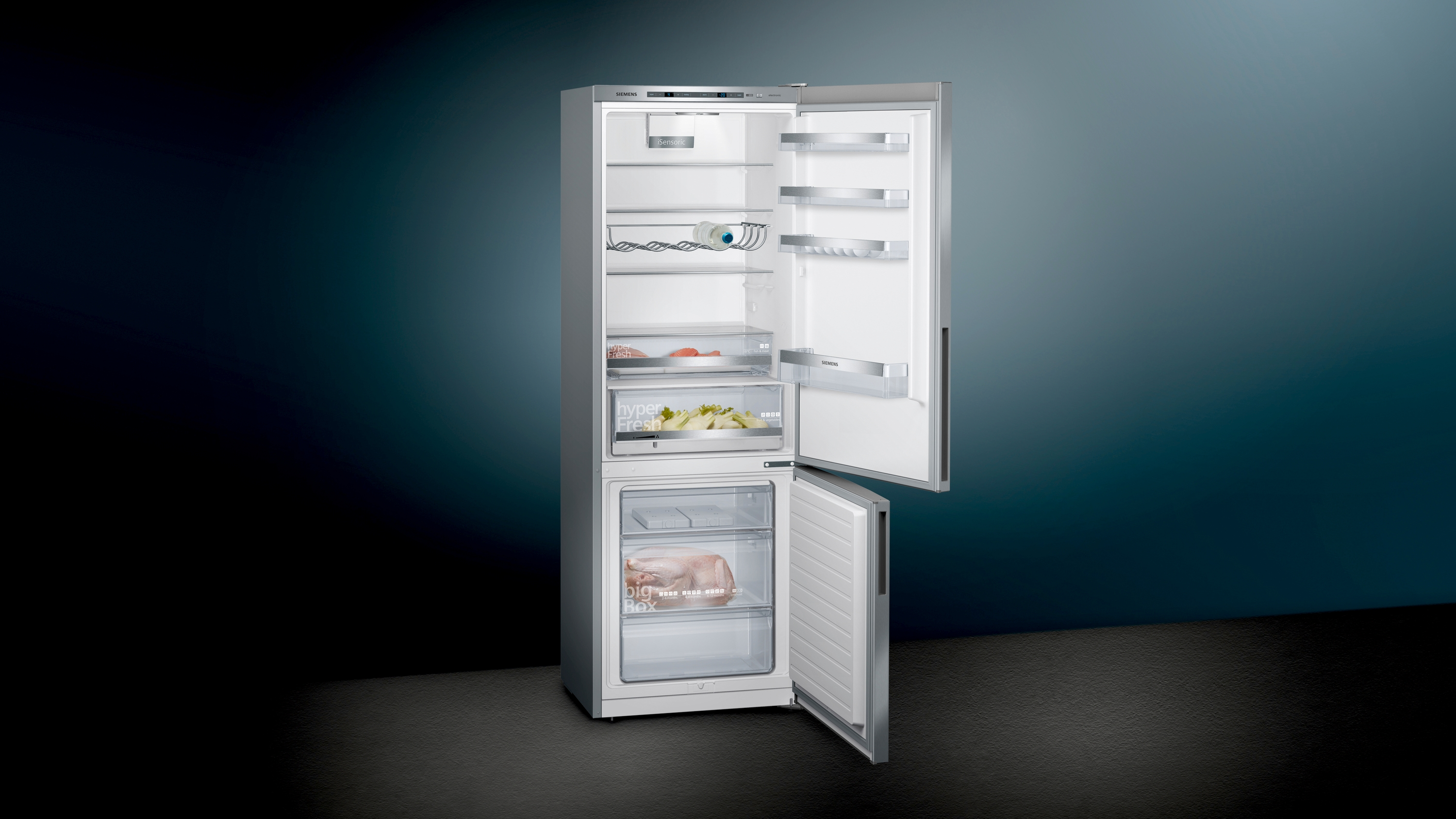 Edelstahlkühlschrank mit offenen Türen, Regale und Schubladen mit Lebensmitteln.