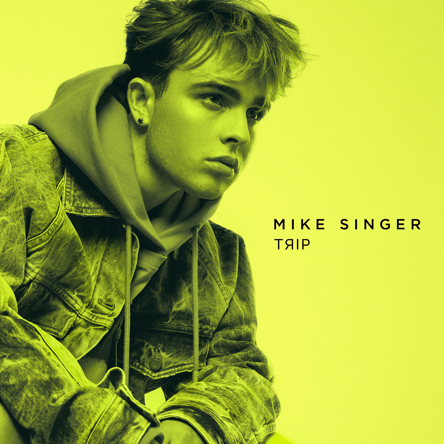 Mann im Kapuzenpullover, der nach unten schaut, mit Text: MIKE SINGER, TRIP.