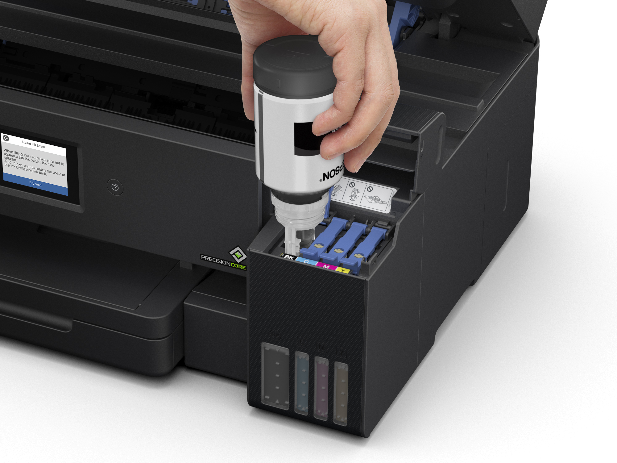 Bir kişi Epson yazıcıya mürekkep dolduruyor. Bir elin yazıcının mürekkep tankına mürekkep döktüğünü gösterir.