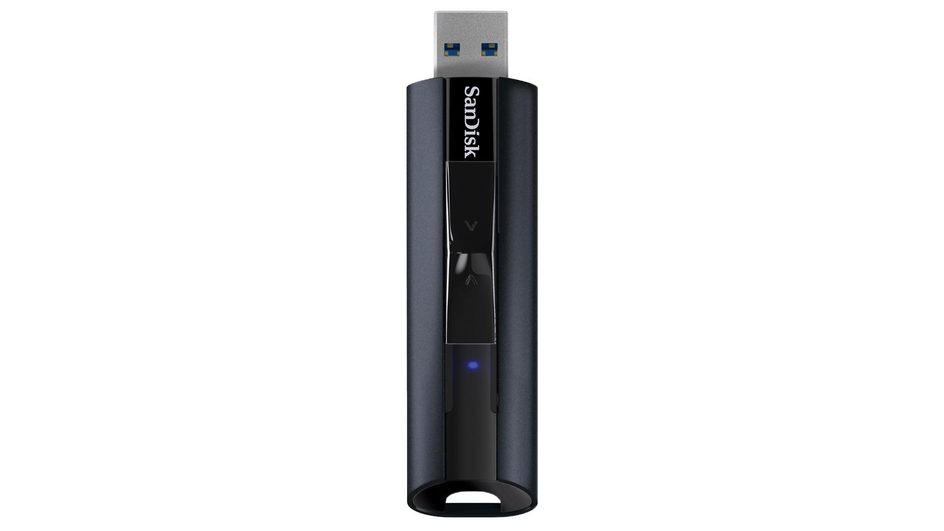 Schwarzer und blauer SanDisk USB-Stick mit blauem Indikatorlicht, isoliert auf weißem Hintergrund.